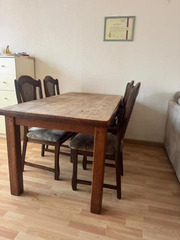 Houte tafel met 4x stoelen gratis mee nemen