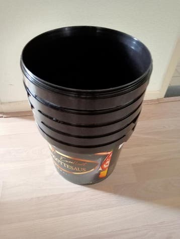 Vijf emmers met deksel