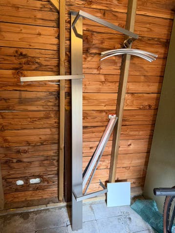 Kapstok met hangers en haakjes. En bijpassende spiegel
