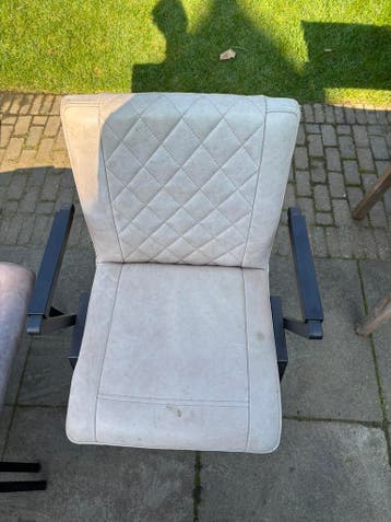 8 eetkamerstoelen gratis af te halen