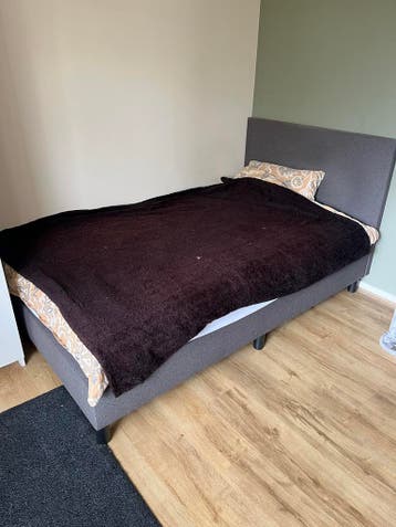 Gratis af te halen: Boxspring met matras en bedtextiel