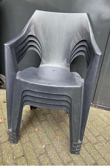 4 stapelbare stoelen, nog in prima staat