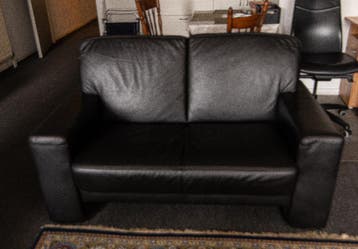 GRATIS 2-Zitsbank zwart leer.  MOET WEG!