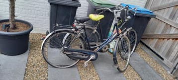 2 dames Fietsen voor op te knappen.