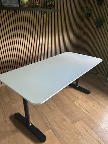Ikea bureau Bekant - Wit blad, zwart onderstel