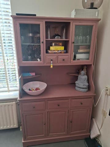 Buffetkast oud roze met glazen deurtjes en lades