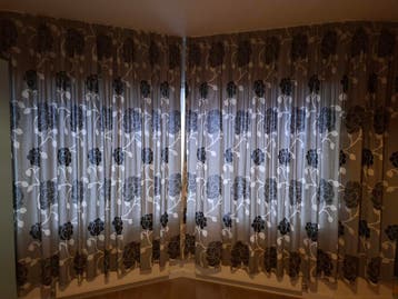 Grijze gordijnen met bloemenpatroom, gratis ophalen