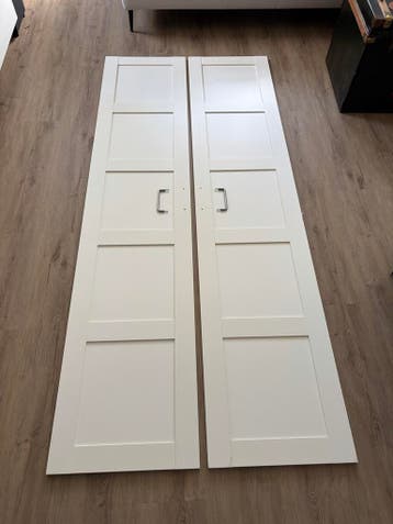 Twee witte Ikea PAX kastdeuren met handgrepen (230x50)