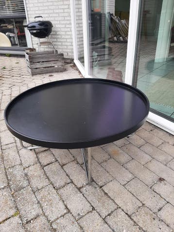 Salontafel, kunststof, met metalen poten.