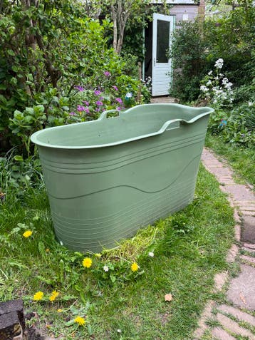 Grote kunststof badkuip voor binnen of buiten