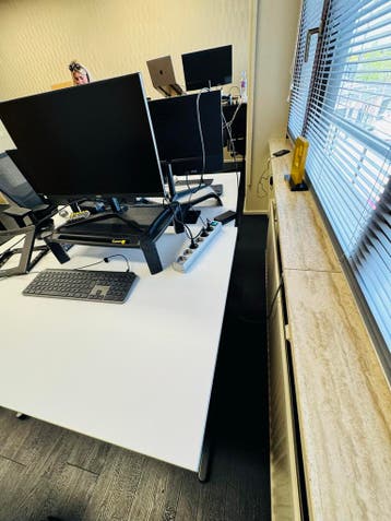 Modern wit bureau (120x80) met zwart onderstel