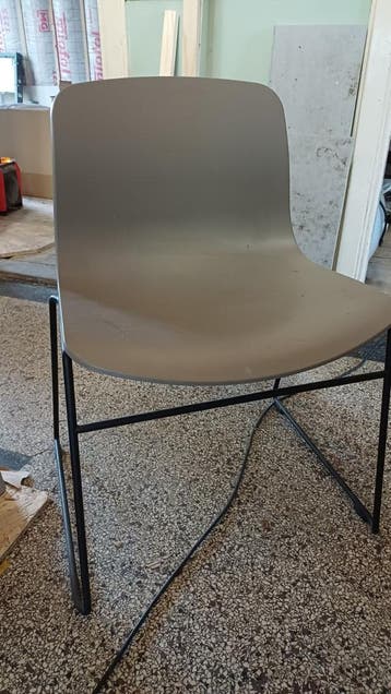 Grijze Hay stoel met gebruikssporen RUILEN