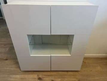 Witte vitrinekast met glazen plank