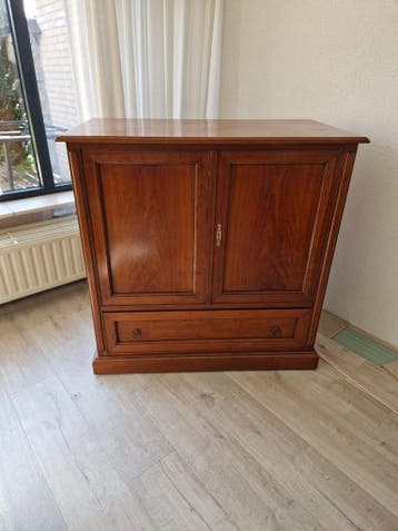 Massief houten tv-kast met uitschuifbaar plateau