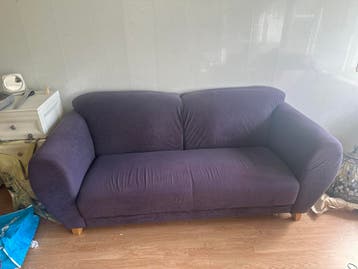 Gratis: Paarse twee- en driezitsbank in goede staat