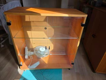 1 kastjes met glazen deurtjes.