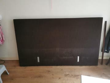 Gratis achterwand van een boxspring bruin