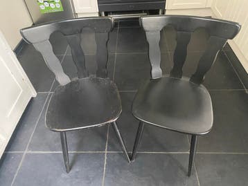 Zes zwarte houten stoelen