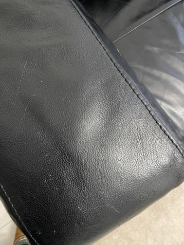 Gratis, zwarte leren bank.