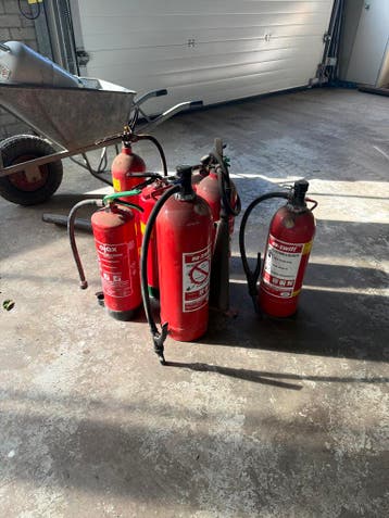 Diverse poederblussers - Ajax en Nu-Swift