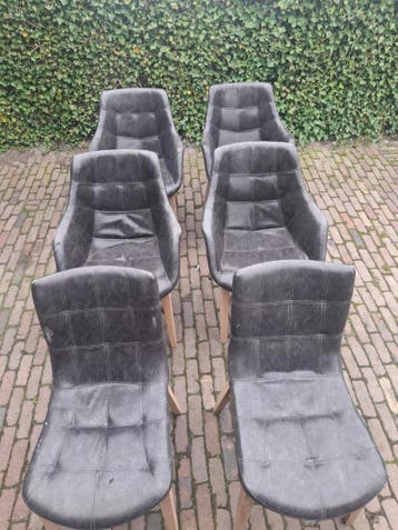 Leren eetkamer stoelen.