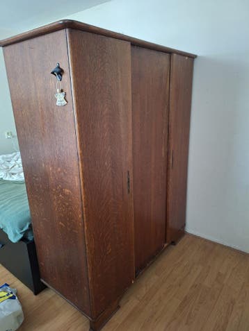 Massieve houten kledingkast met 3 deuren