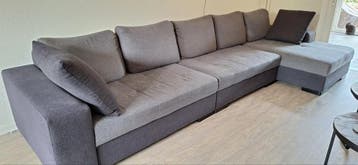 Grote grijze hoekbank met longchair 6 persoons.