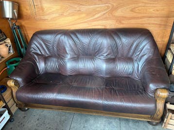 Mooie 3-zitsbank van leer met houten details