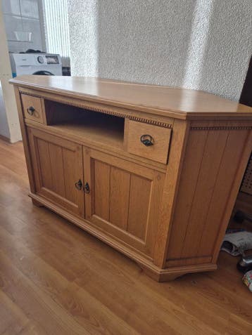 Houten dressoir met CD-houders