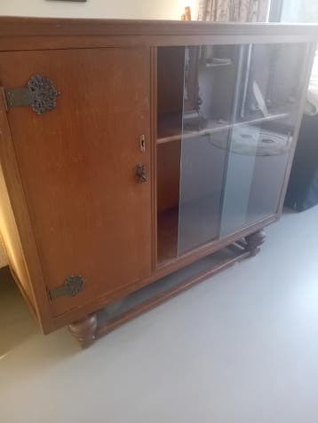 Gratis mooi oud kastje met glazen deuren
