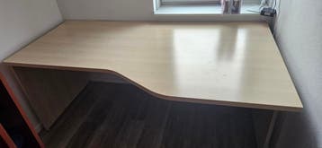 Ruim hoekbureau in lichte houtkleur - ideaal voor thuiswerk