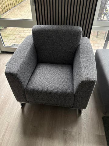 Comfortabele grijze fauteuil gratis