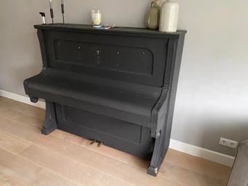 Piano als decoratief meubelstuk (moet gestemd worden)