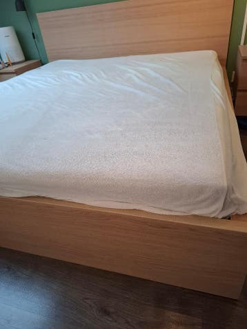 Bed, inclusief lattenbodems, matras en nachtkastjes