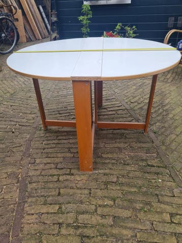 Praktische hangoor-tafel - ideaal voor kleine ruimtes