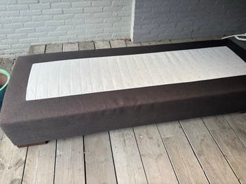 Comfortabele eenpersoons boxspring - Zo goed als nieuw