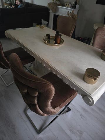 Gratis eettafel en kastje