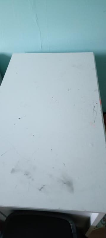 Wit bureau met opbergruimte