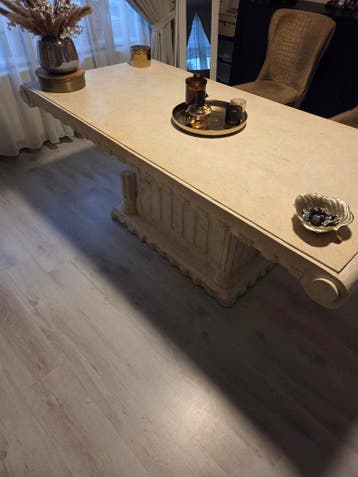 Gratis eettafel en kastje