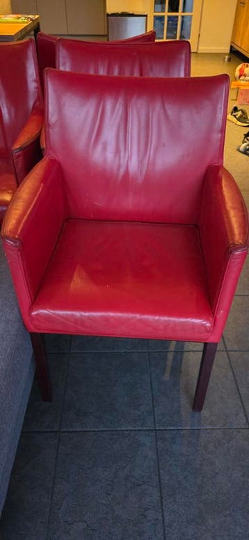 Gratis af te halen: 5 rode lederen stoelen