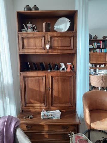 Antieke houten kast met vitrine en opbergruimte