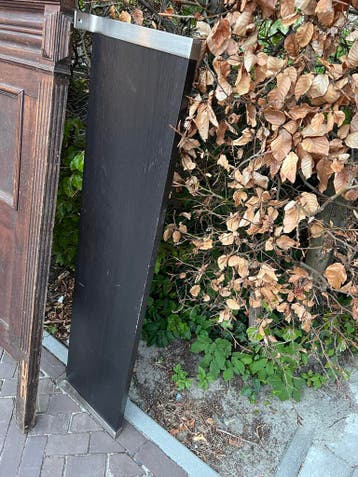 Gratis afhalen: Houten plank IKEA - Donkerbruin/Zwart