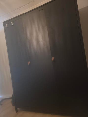 Kledingkast zwart (gratis) zelf uit elkaar halen