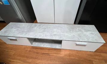 Moderne witte kast met lades en glazen deuren