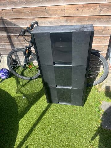 Zwarte metalen schoenenkast