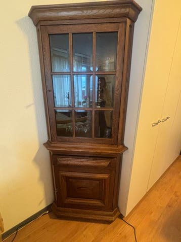 Diverse eiken meubels ophalen VOOR 9:00 uur 22 juni