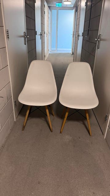 2 Witte Kuipstoeltjes met Houten Poten