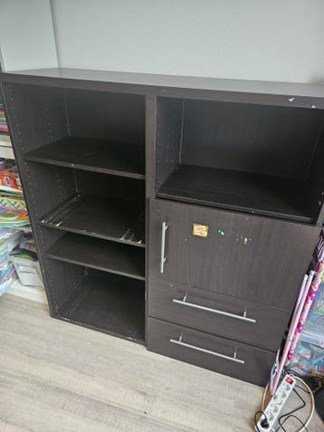 Zwarte kast met gebruikerssporen - Gratis af te halen