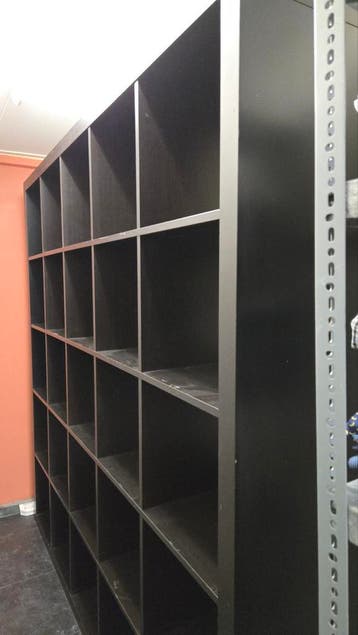 Zwarte ikea stellingkast met 25 vakken kast