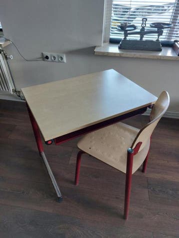 Vintage schoolbureautje met stoel - Kinderkamer/Studeerkamer